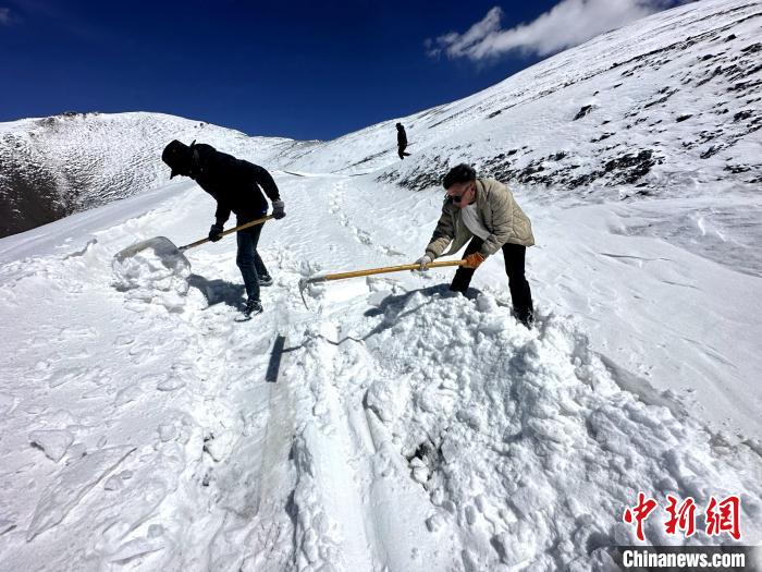 圖為生態(tài)管護(hù)人員在巡護(hù)道路上清雪。　丁巴達(dá)杰 攝
