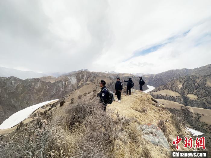 圖為曲麻萊縣崗當(dāng)村的生態(tài)管護(hù)人員開展巡護(hù)。　丁巴達(dá)杰 攝