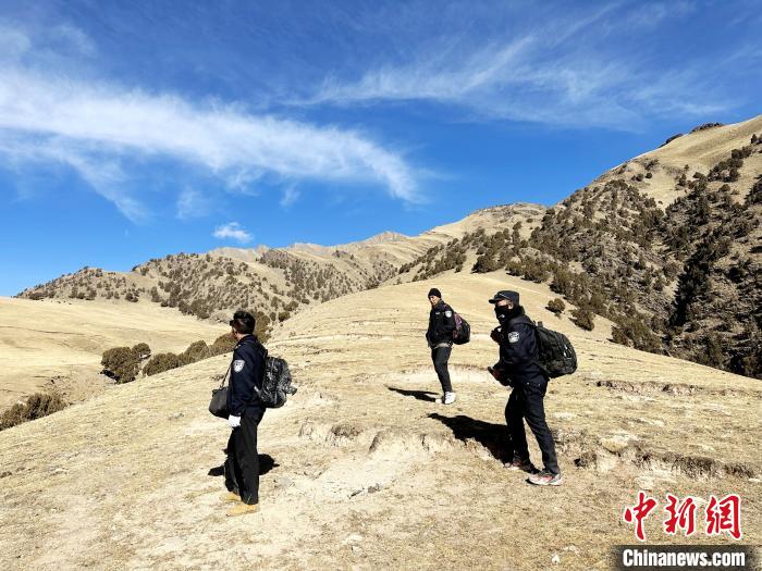 圖為生態(tài)管護(hù)人員開展巡護(hù)。　丁巴達(dá)杰 攝