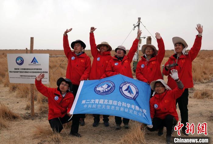 經過不懈努力，格爾木濕地站終于建成，第二次青藏科考中科院空天院分隊向航拍無人機揮手合影。　<a target='_blank' href='/'><p  align=