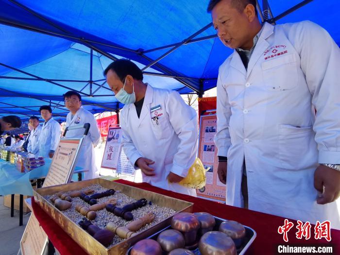 圖為青海省循化縣的國家級(jí)非遺項(xiàng)目尤闕療法的器械展示。　張?zhí)砀?攝