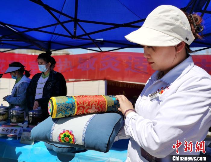 圖為青海省互助縣的中藥枕頭。　張?zhí)砀?攝