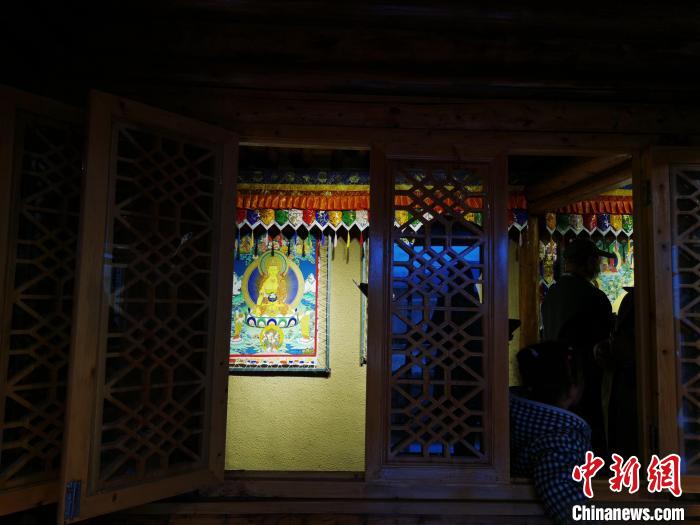 圖為作為展廳的古堡內(nèi)一座土木二層結(jié)構(gòu)“廊房式”建筑。　張?zhí)砀?攝