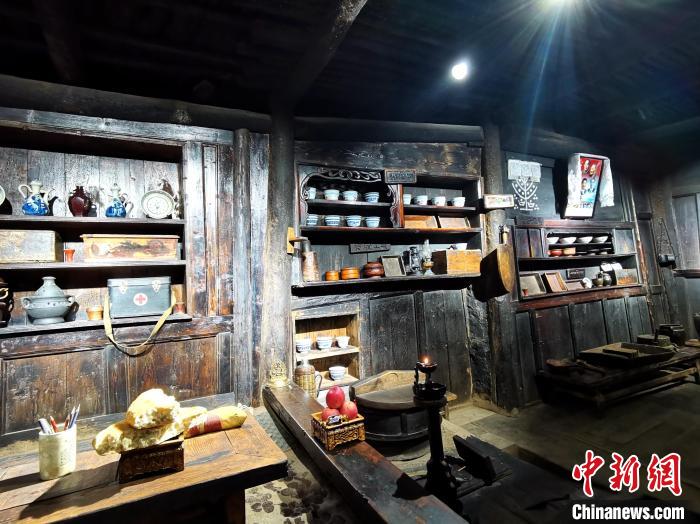 圖為古堡內(nèi)生活場景展示。　張?zhí)砀?攝