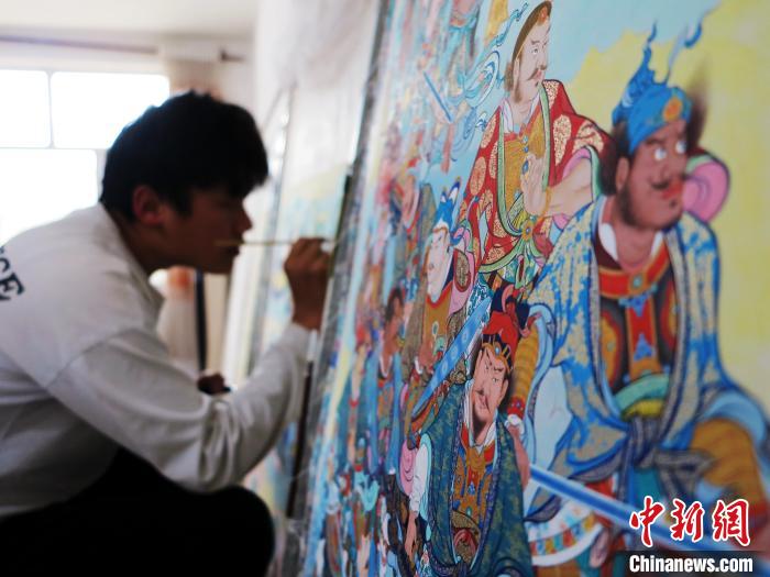 圖為熱貢龍樹畫苑內的學徒繪畫唐卡。　張添福 攝