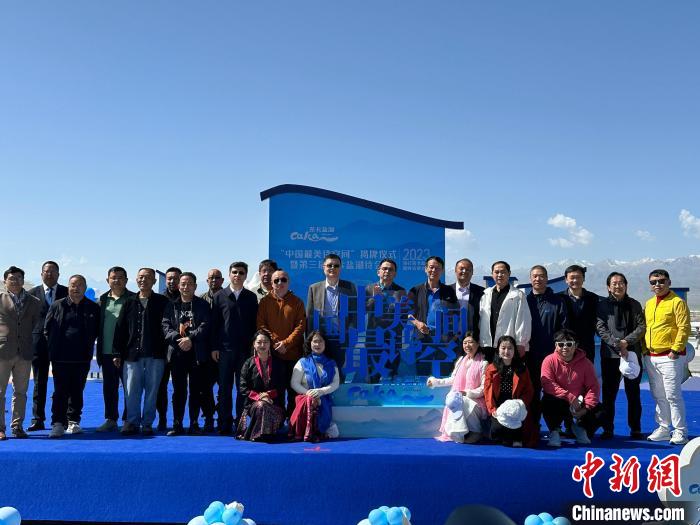 圖為國內眾多詩人在茶卡鹽湖景區合影。　劉洋 攝