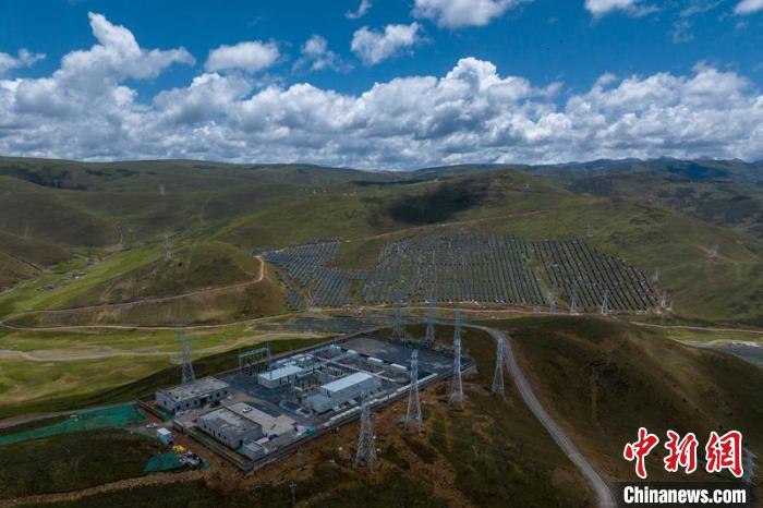 航拍建成投運(yùn)的柯拉一期光伏電站升壓站。　劉忠俊 攝