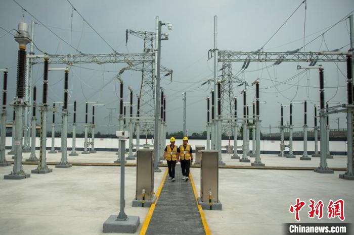 工作人員正在綿竹牽引變電所內巡查設備受電運行情況?！⒅铱?攝