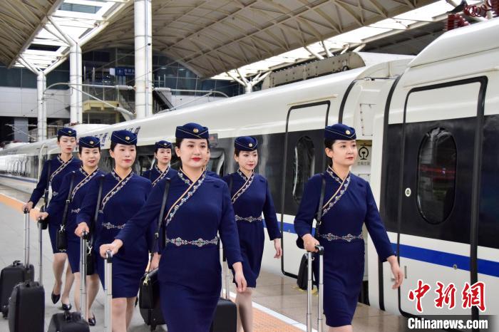 圖為青藏鐵路西格段“復(fù)興號(hào)”動(dòng)車組乘務(wù)員新制服亮相。　東科力加 攝
