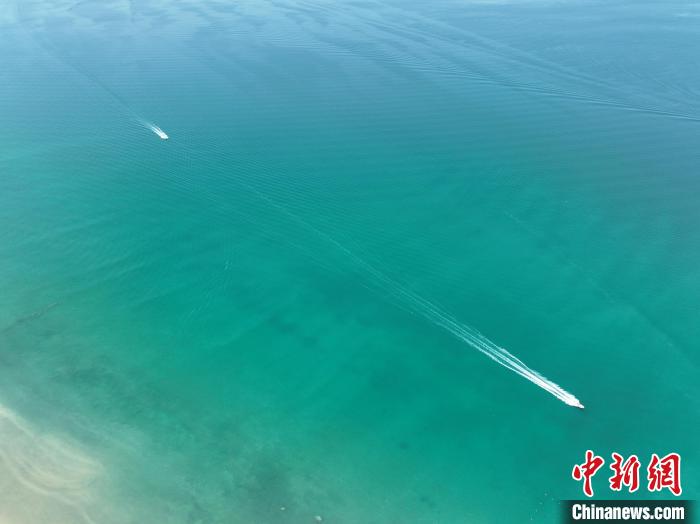 圖為航拍仲夏時(shí)節(jié)，青海湖湖水碧波蕩漾。　祁增蓓 攝
