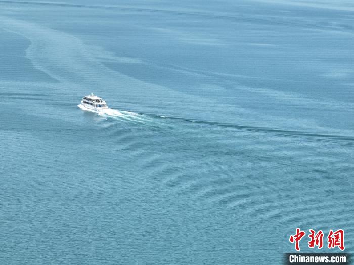 圖為航拍仲夏時(shí)節(jié)，青海湖湖水碧波蕩漾。　祁增蓓 攝