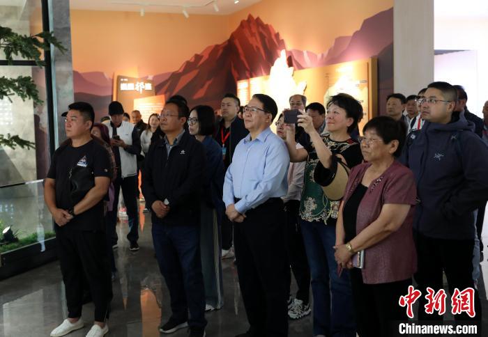 圖為臺商參訪祁連山國家公園生態科普館。　薛蒂 攝