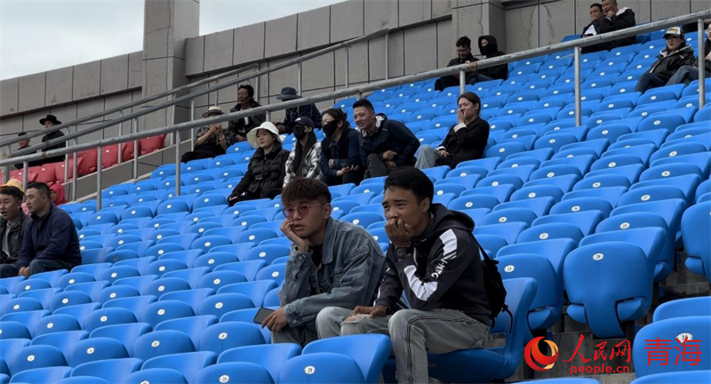現場觀看“州超”的觀眾。人民網 劉沛然攝