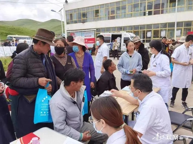 當地農牧民參加免費健康體檢（圖片轉自青海日報）.webp.jpg