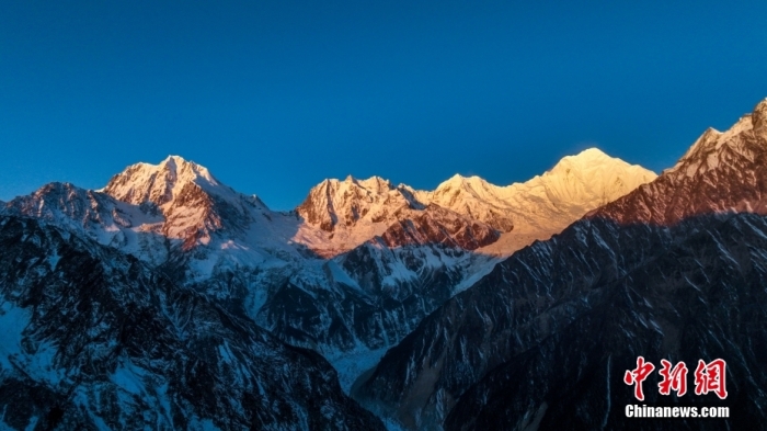 圖為2月1日，清晨陽光照在貢嘎雪山上，出現“日照金山”景觀。(無人機照片)<a target='_blank' href='/'><p  align=