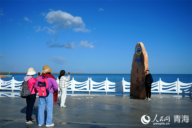 游客在青海湖二郎劍景區游玩。人民網 況玉攝