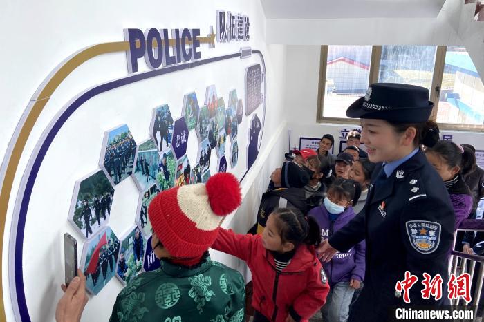 山南邊境管理支隊勒布邊境派出所舉行警營開放日活動，邀請駐地民眾進警營，了解民警工作生活?！∏f冀 攝