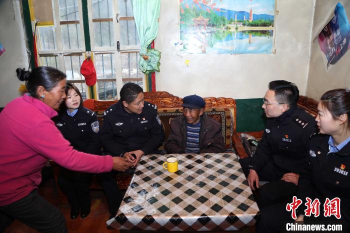亞東出入境邊防檢查站民警走訪慰問轄區(qū)困難群眾?！堄陱?攝