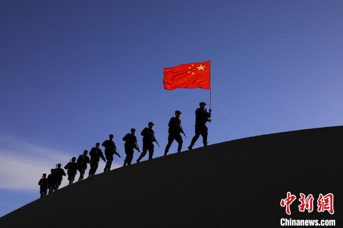 日喀則邊境管理支隊幾腳橋邊境檢查站民警在轄區(qū)開展巡邏工作?！↓埿▲P 攝