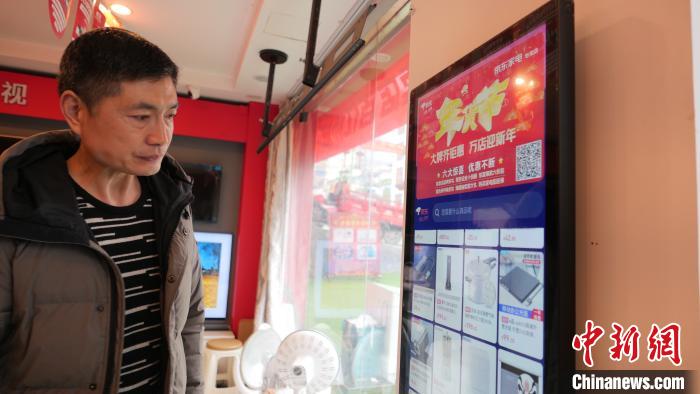 圖為店內放置的可在線選購商品的觸摸電子展示屏?！≈x牧 攝