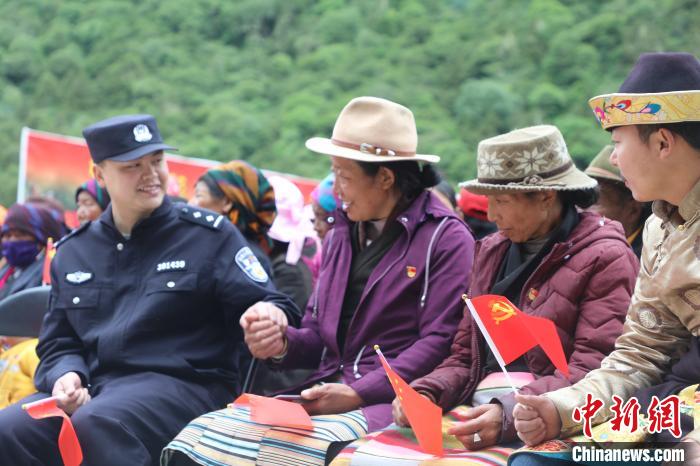 圖為李陽(yáng)副所長(zhǎng)(前排左一)與卓嘎、央宗姐妹共同參加愛(ài)國(guó)主義教育活動(dòng)。　德吉 攝