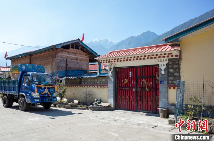 圖為林芝下察隅鎮(zhèn)布巴村村民家門(mén)口停放著貨運(yùn)車(chē)輛。　江飛波 攝