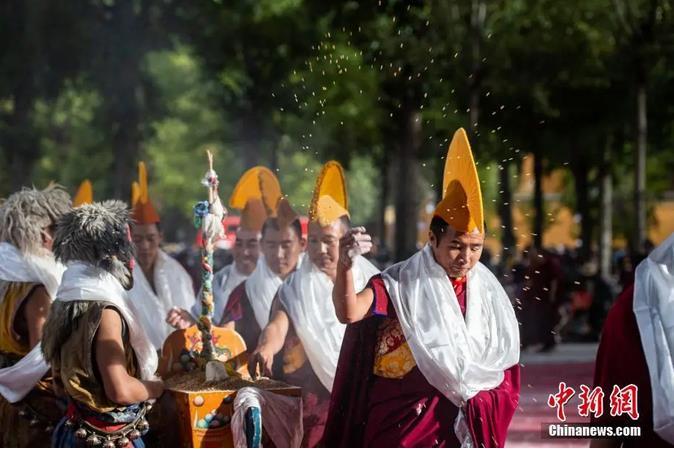 資料圖：扎什倫布寺跳神活動(dòng)結(jié)束后，僧眾依次拋撒“切瑪”盒中的青稞祈福。<a target='_blank' ><p  align=