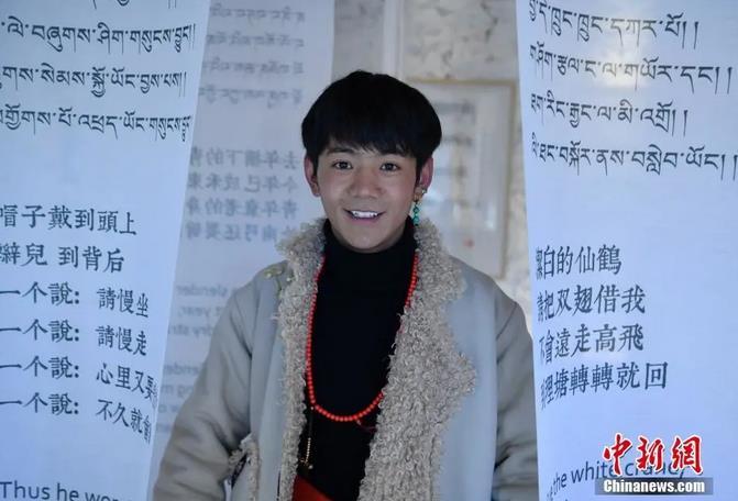 圖為丁真在理塘勒通古鎮(zhèn)倉(cāng)央嘉措微型博物館里留影。<a target='_blank' ><p  align=