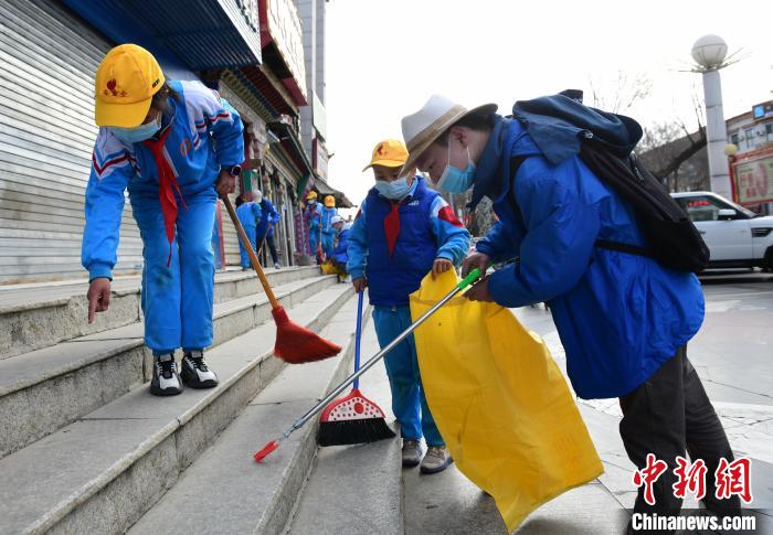 圖為拉薩市小學(xué)生打掃街道。　貢嘎來松 攝