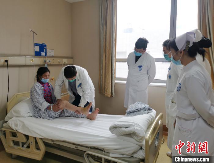 跨越2800公里12名藏族民眾赴京接受免費大骨節病手術治療