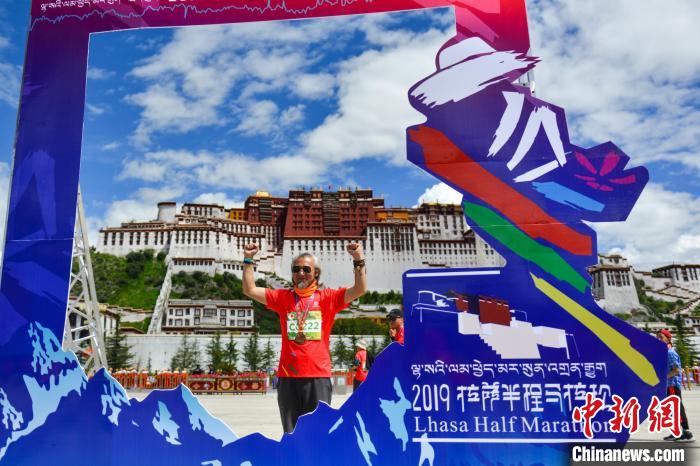 資料圖為2019年8月18日，拉薩舉行半程馬拉松賽。　江飛波 攝