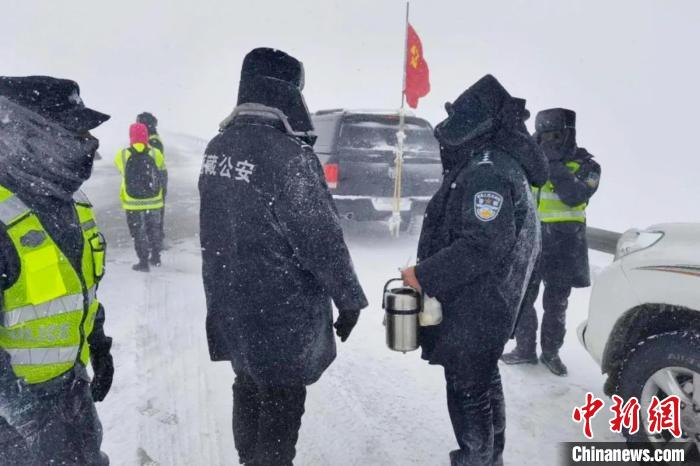 強降雪后，西藏安多縣警方在國道109線唐古拉山段開展除雪保通工作。　安多縣公安局 供圖 攝