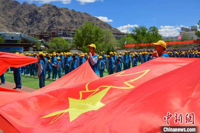 圖為拉薩市堆龍德慶區(qū)堆龍姜昆黃小勇希望小學(xué)學(xué)生在操場入隊儀式。　貢嘎來松 攝