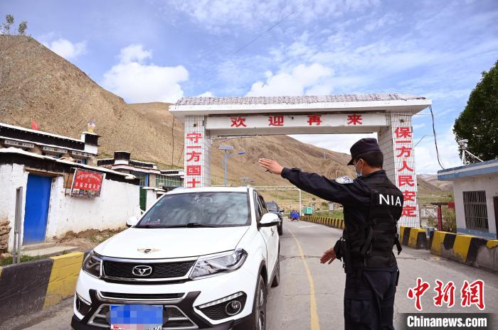 圖為移民管理警察示意司機停車接受檢查?！≮w朗 攝