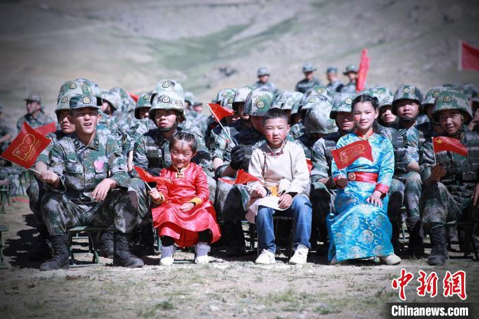 圖為駐地小朋友參加此次活動?！?普布扎西 攝