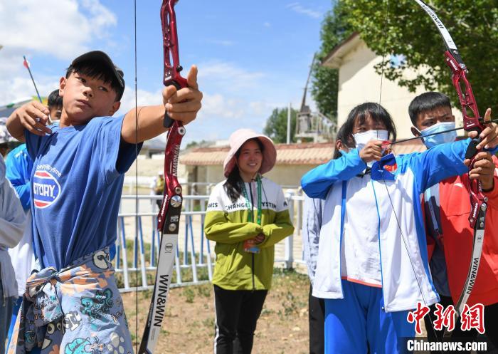 圖為西藏自治區拉薩市賽馬場內學生在體驗“工布響箭”項目。　貢嘎來松 攝
