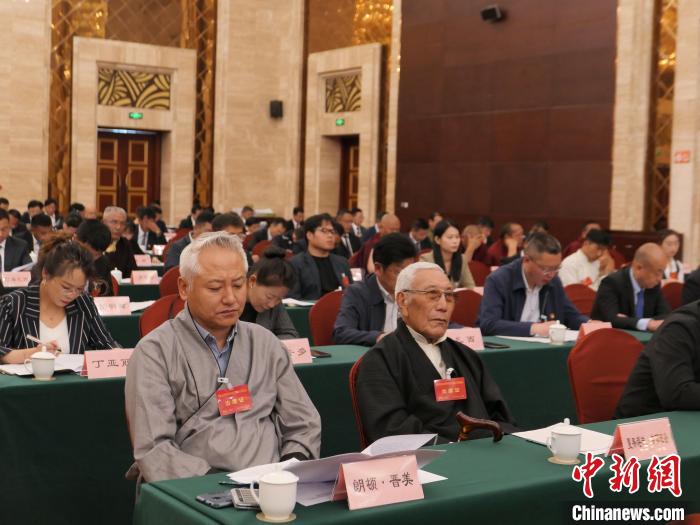 圖為西藏自治區各族各界慶祝中國共產黨成立100周年座談會現場。　謝牧 攝
