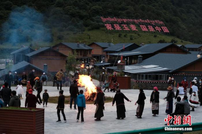 圖為8月5日，玉麥鄉(xiāng)民眾在鄉(xiāng)里跳鍋莊舞，從前的“三人鄉(xiāng)”熱鬧起來了。 <a target='_blank' ></p><p  align=