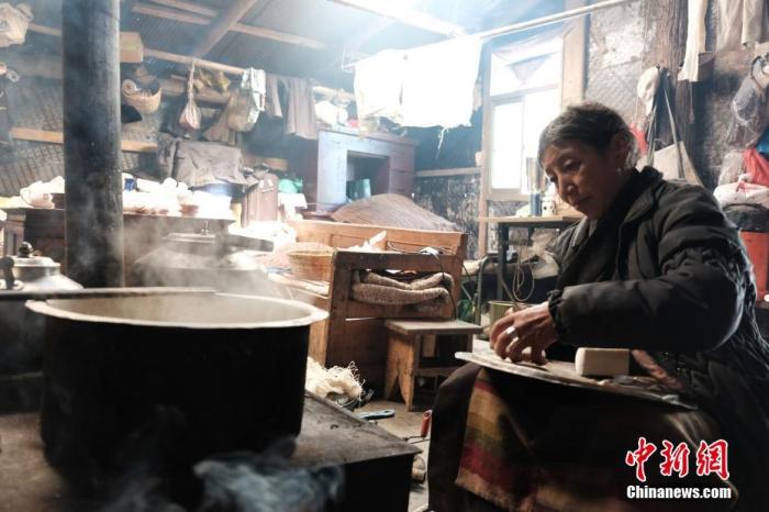 圖為8月6日，60歲的卓嘎在玉麥鄉(xiāng)牧場放牧點制作奶渣。 <a target='_blank' ></p><p  align=