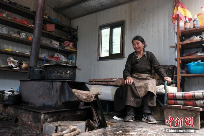 圖為8月6日，“玉麥姐妹”央宗在自家牧場放牧點的小屋里，她傳承了父親的生活習(xí)慣，喜歡待在牧場。 <a target='_blank' ></p><p  align=