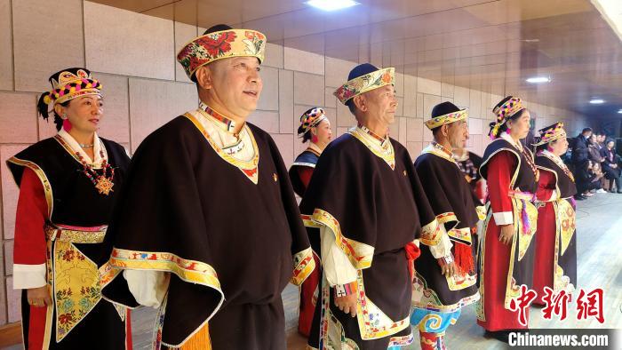 圖為西藏老年舞蹈隊(duì)在后臺準(zhǔn)備上場。　貢桑拉姆 攝