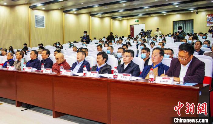 圖為與會專家學者聽會?！钪覍?攝
