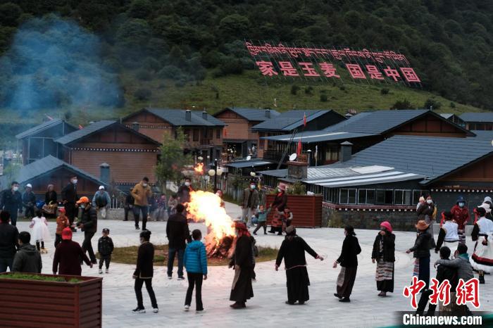 圖為2021年8月5日，西藏自治區隆子縣玉麥鄉民眾圍著篝火歡快地跳鍋莊舞。　江飛波 攝