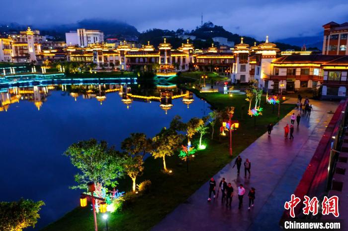 圖為2021年5月18日，西藏自治區墨脫縣城入夜，昔日的“高原孤島”如今面貌一新。　江飛波 攝