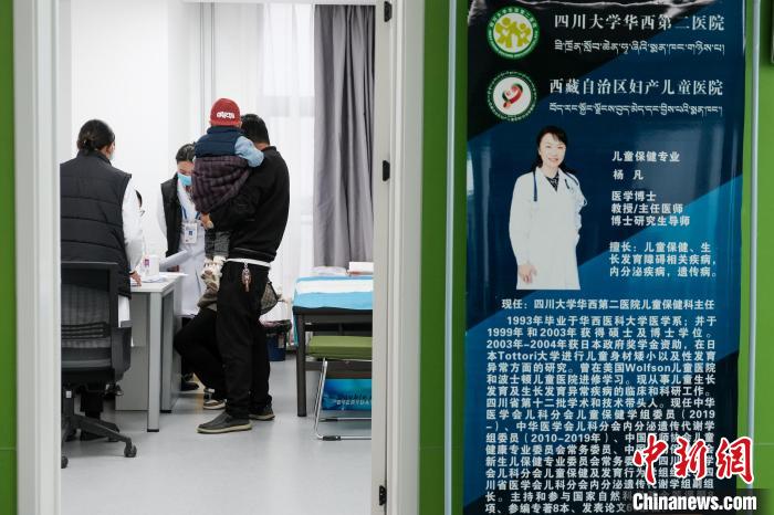 圖為四川大學華西第二醫院專家接診?！〗w波 攝