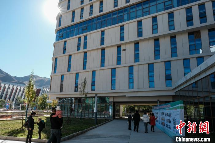 因疫情防控需要，此次義診活動進行了人數限定。圖為西藏民眾帶著孩子到醫院就診。　江飛波 攝
