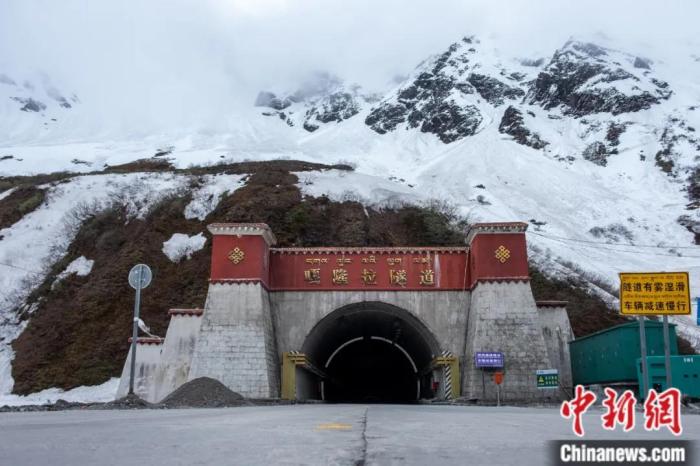 墨脫公路控制性工程——嘎隆拉隧道。上方為嘎隆拉雪山，曾是進(jìn)入墨脫最大的“攔路虎”。