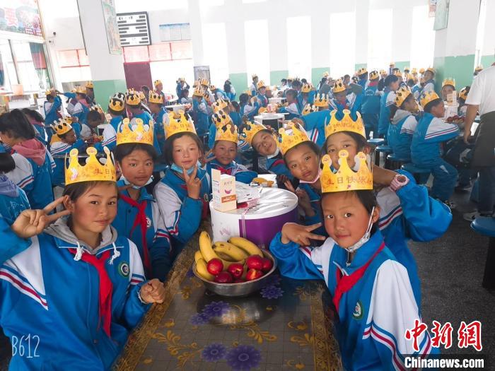 圖為加查縣安繞鎮(zhèn)小學(xué)學(xué)生集體過(guò)六一兒童節(jié)。　安繞鎮(zhèn)小學(xué)供圖