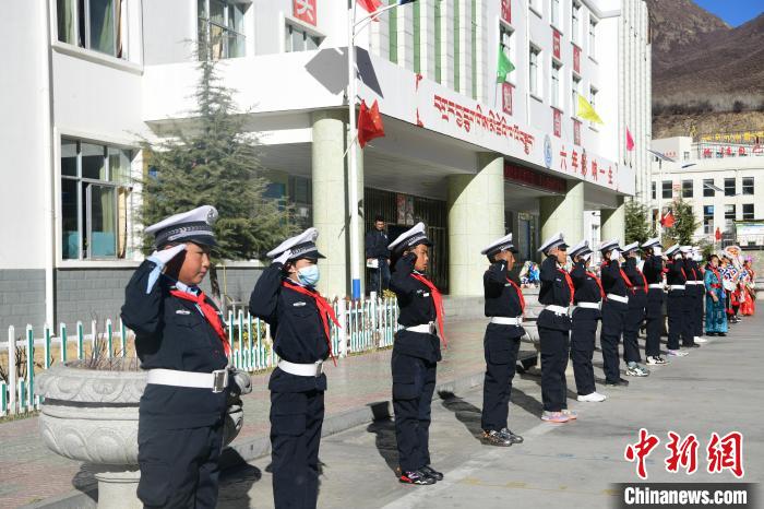 圖為加查縣安繞鎮(zhèn)小學(xué)學(xué)生爭(zhēng)當(dāng)“小交警”體驗(yàn)交警工作。　貢嘎來(lái)松 攝