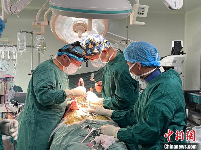 圖為在北京援藏醫療隊專家指導下，多項新技術使用到脊柱疾病的手術中。(資料圖) 拉薩市人民醫院脊柱外科供圖